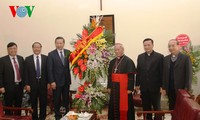 Pemimpin daerah-daerah di Vietnam berkunjung dan menyampaikan ucapan selamat Hari Natal 2015