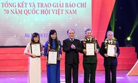 Acara penyampaian hadiah pers 70 tahun MN Vietnam