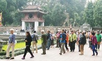 Cabang pariwisata Vietnam menyambut kedatangan kira-kira 8 juta wisatawan mancanegara, pada tahun 2015