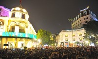 Suasana menyosong Tahun Baru 2016 di banyak daerah di Vietnam