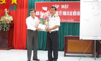 Pimpinan provinsi-provinsi di daerah Nam Bo mengunjungi para komandan dan prajurit Angkatan Laut Kawasan 5