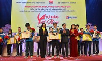 Acara evaluasi dan penyampaian hadiah sayembara mencaritahu tentang kebudayaan dan sejarah bangsa “Banggalah Vietnam”
