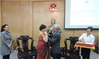 Memberikan Lencana peringatan “Demi usaha pembangunan dan pengembangan Akademi Politik Nasional Ho Chi Minh” kepada Duta Besar India di Vietnam