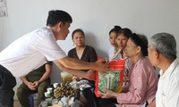 Provinsi Quang Ngai memikirkan kehidupan keluarga-keluarga yang berjasa kepada revolusi sehubungan dengan Hari Raya Tet