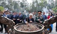 Sekjen KS PKV, Nguyen Phu Trong membakar hio untuk mengenangkan Presiden Ho Chi Minh dan menanam pohon peringatan di Situs peninggalan sejarah K9