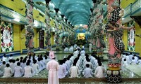 Ribuan orang menghadiri Mega Upacara agama Cao Dai di Gedung Suci Cao Dai, provinsi Tay Ninh