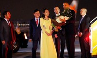 Media massa asing dengan serempak meliput berita tentang kunjungan Presiden AS, Barack Obama di Vietnam