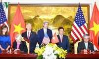 Menlu Vietnam, Pham Binh Minh melakukan pembicaraan dengan Menlu AS, John Kerry