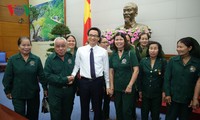 Deputi PM Vu Duc Dam menerima rombongan mantan pemuda pembidas kota Tam Ky, provinsi Quang Nam
