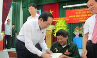 Presiden Tran Dai Quang mengunjungi dan memberikan bingkisan kepada para prajurit penyandang disabilitas di provinsi Ha Nam