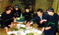 Acara makan yang mengusir kemalangan dan adat menyongsong Hari Raya Tet dari warga etnis minoritas Nung
