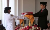 Indonesia mengarak bendera nasional asli pada peringatan Hari Kemerdekaan
