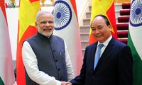 PM Nguyen Xuan Phuc memimpin acara penyambutan PM India, Narendra Modi