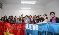 Mahasiswa Argentina memperhatikan dan  mencaritahu tentang Vietnam