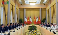 Presiden Tran Dai Quang melakukan pembicaraan dengan Presiden Perancis, Francois Hollande