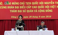 Ketua MN Vietnam, Ibu Nguyen Thi Kim Ngan mengunjungi Kedutaan Besar dan para diaspora Vietnam di Laos