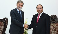 PM Nguyen Xuan Phuc menerima Menteri Infrastruktur, Perhubungan dan Transportasi Italia, Graziano Delrio