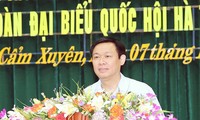 Deputi PM Vuong Dinh Hue melakukan kontak dengan pemilih-pemilih kabupaten Huong Khe, provinsi Ha Tinh