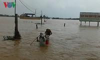 PM Nguyen Xuan Phuc meminta supaya mengatasi akibat hujan deras dan banjir di Vietnam Tengah dan segera menghadapi taufan Sarika