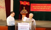 Sekjen Nguyen Phu Trong ikut serta memberi sokongan kepada warga di Vietnam Tengah