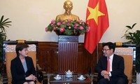 Deputi PM, Menlu Pham Binh Minh menerima Dubes Singapura, Ibu Catherine Wong