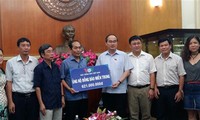 Ketua Pengurus Besar Front Tanah Air Vietnam, Nguyen Thien Nhan menerima bantuan untuk warga di daerah Vietnam Tengah