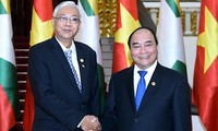 Presiden Republik Federasi Myanmar, Htin Kyaw bertemu dengan PM Nguyen Xuan Phuc