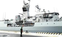 Kapal Angkatan Laut Australia mengunjungi Pelabuhan Internasional Cam Ranh, Khanh Hoa