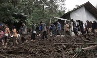 Kira-kira 6.000 orang di provinsi Jawa Barat harus meninggalkan rumahnya karena banjir