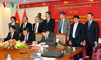 Acara penandatanganan status koordinasi antara Departemen Politik Internal KS PKV dengan VOV dan Kantor Berita Vietnam