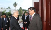 Sekjen KS PKV Nguyen Phu Trong bertemu dengan PM Laos, Thoonglun Sisulith