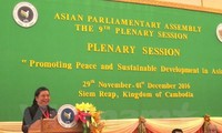  Wakil Ketua MN Vietnam menyampaikan referat yang penting- mekakukuan kunjungan kehormatan kepada Ketua Parlemen Kamboja