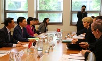 Deputi PM, Menlu Vietnam, Pham Binh Minh melakukan pembicaraan dengan Menlu Australia, Julie Bishop