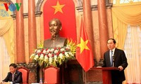Presiden Vietnam Tran Dai Quang menerima badan-badan usaha yang mencapai brand nasional