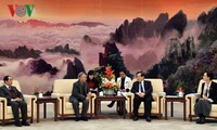 Wakil Ketua Permusyawaratan Politik Tiongkok menerima delegasi Vietnam yang menghadiri Forum ke-8 Rakyat Vietnam-Tiongkok