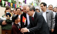 Ketua Pengurus Besar Front Tanah Air Vietnam, Nguyen Thien Nhan mengunjungi warga Katolik