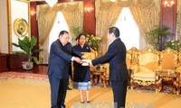 Dubes Vietnam Nguyen Ba Hung menyampaikan surat mandat kepada Presiden Laos, Bounnhang Volachith