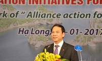 Mendorong gagasan-gagasan mengkonservasikan, mendidik dan melindungi lingkungan Teluk Ha Long
