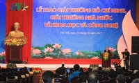 Acara penyampaian Hadiah Ho Chi Minh dan Hadiah Negara tentang Ilmu Pengetahuan dan Teknologi