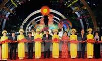Pembukaan jalan bunga Nguyen Hue pada Hari Raya Tet Tradisional Imlek 