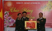 Jenderal Ngo Xuan Lich memeriksa pekerjaan siaga tempur dan menyampaikan ucapan salamat Hari Raya Tet kepada Brigade 205