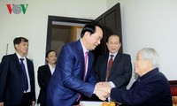 Presiden Vietnam, Tran Dai Quang mengucapkan selamat panjang umur kepada mantan Sekjen Do Muoi