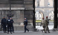 Terjadi serangan teror di Museum Louvre, Perancis