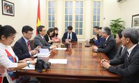 Deputi PM Vietnam, Vu Duc Dam menerima Presiden Koran Asahi Shimbun, Masataka Watanabe