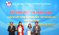 Acara penyampaian hadiah sayembara “Warga tipikal – kolektif tipikal dalam bertintak sesuai dengan keteladanan Ho Chi Minh”