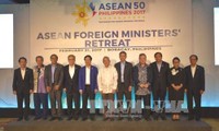 Memperkokoh solidaritas, bersatu, konsisten dan mengembangkan semua pendirian bersama dalam ASEAN