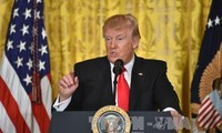 Presiden AS, Donald Trump menunda pemberlakuan dekrit imigrasi baru