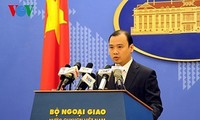 Vietnam memprotes reklamasi dan pembangunan pulau-pulau yang dilakukan oleh Tiongkok di Laut Timur