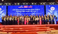 Lebih dari 160 badan usaha yang mendapat gelar “Naga Emas” dan “Brand Vietnam yang kuat”