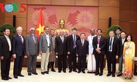 Wakil Ketua MN Vietnam, Uong Chu Luu menerima delegasi Uni Koperasi Internasional